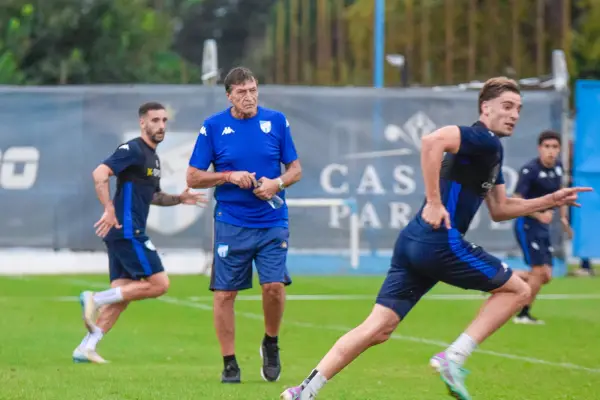 Bajo un estricto hermetismo, Falcioni dirigió su primera práctica en Atlético Tucumán