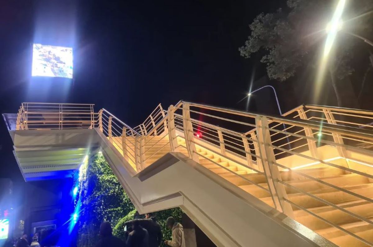 EN AVENIDA MATE DE LUNA. El puente tiene escalinatas a sus costados.