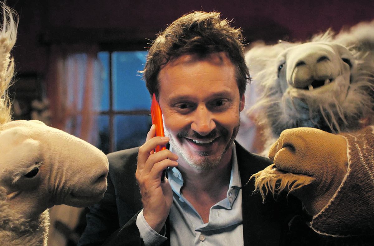 UN GUIÑO. Vicuña aparece y las llamas hacen bromas con su apellido.