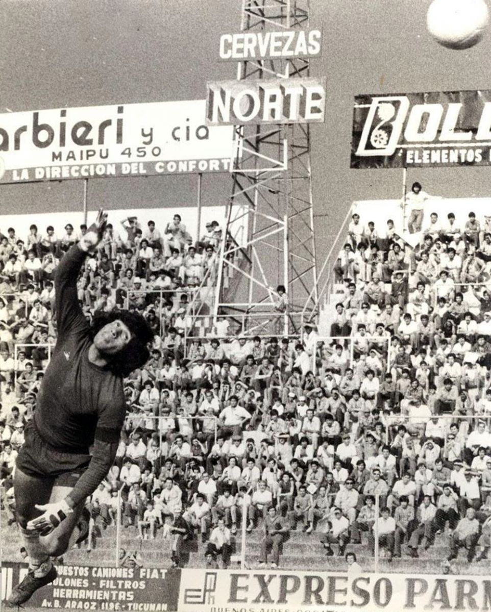 VUELO ETERNO. Francisco Ruiz en una de sus clásicas intervenciones durante la década del 70. Su elasticidad y potencia de piernas compensaban su estatura, convirtiéndolo en un arquero imbatible en el juego aéreo del Monumental.