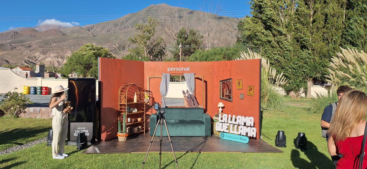 EL RINCÓN INSTAGRAMABLE. El living de las llamas rodeado de montañas que recuperan su universo original.