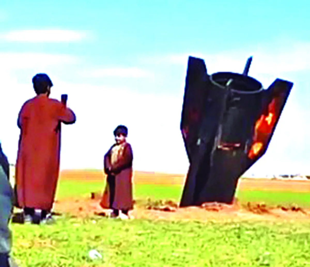 PELIGRO. Varios niños y vecinos se fotografiaron y filmaron junto a los restos de un misil iraní que cayó en la zona.