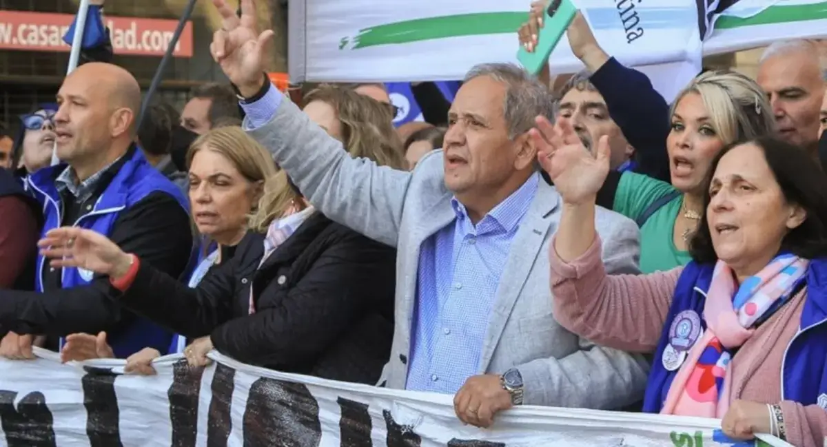 Según explicó el dirigente gremial, la reducción del empleo en el sector bancario se debe tanto a las políticas económicas implementadas por el Gobierno como al impacto del avance tecnológico en la actividad.