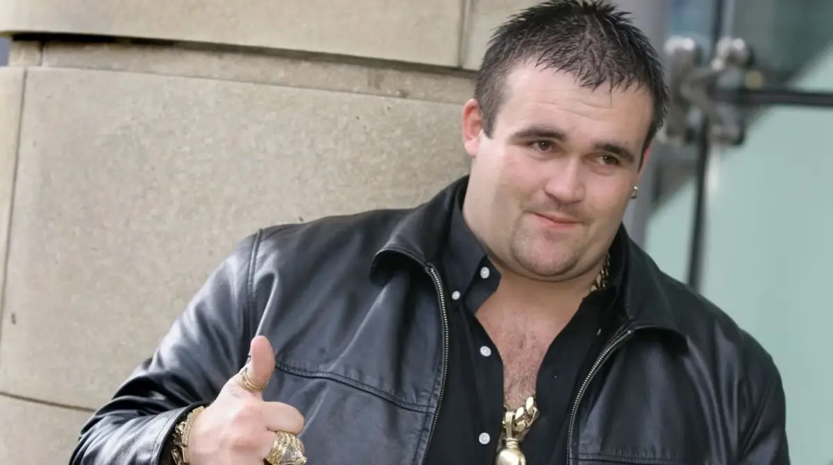 LA VIDA DESPUÉS DEL LUJO. Michael Carroll Tiene 41 años, una nueva pareja y trabaja recolectando basura y paleando carbón