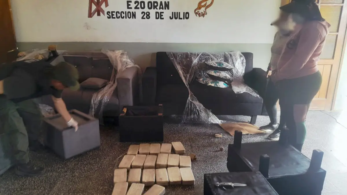 Modificó la estructura de un juego de living para esconder más de 47 kilos de cocaína