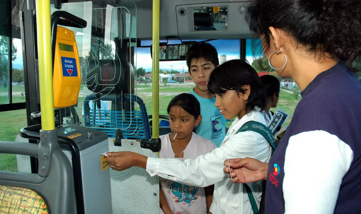 BENEFICIO EDUCATIVO. El Boleto Estudiantil Gratuito del Interior permite que estudiantes de toda la provincia viajen sin costo para asistir a clases.