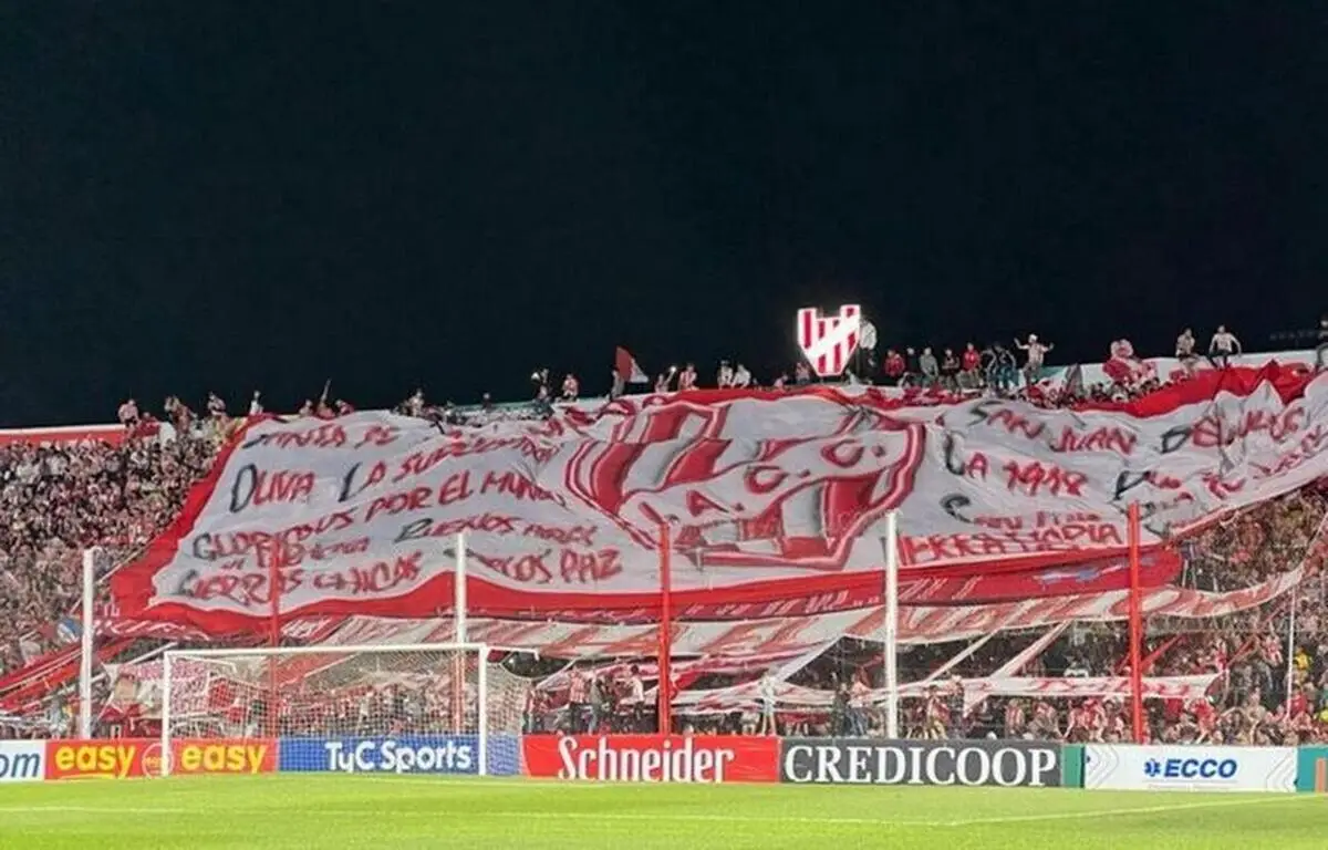 TRISTEZA. La fanática de la gloria que se había descompensado durante el encuentro frente al decano perdió la vida tras estar internada.