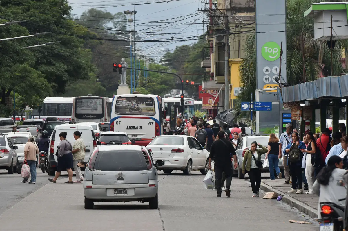 CAOS EN EL BAJO. Tránsito intenso a la altura de la ex Terminal.