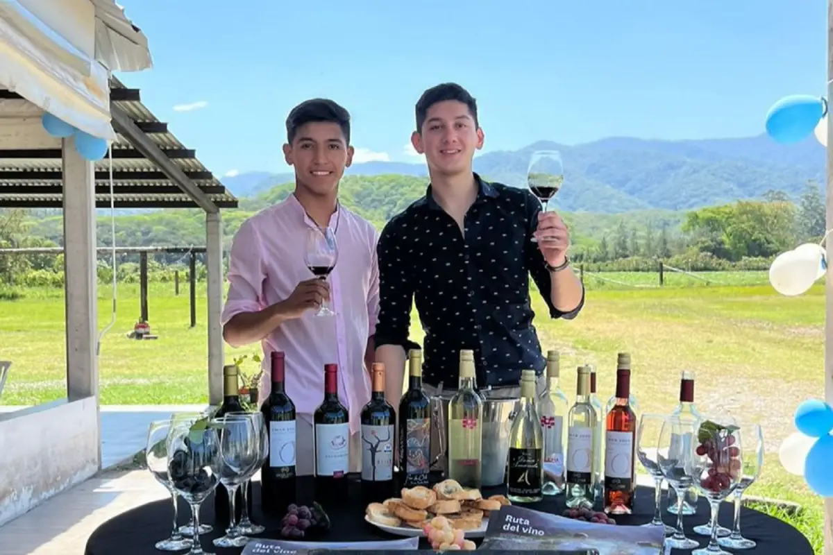 COMPAÑEROS. Tena y Gramajo aprendieron los secretos del vino en Colalao del Valle. 