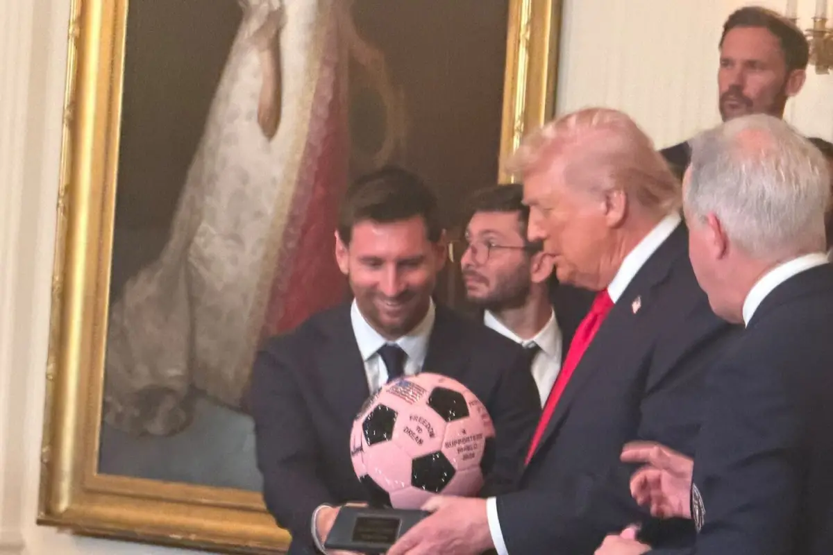 Messi le regaló una pelota con los colores del Inter Miami a Donald Trump.