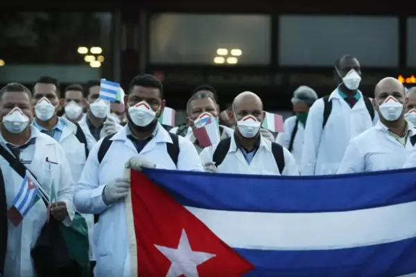 Por presiones de Trump, salen de Honduras los últimos médicos cubanos