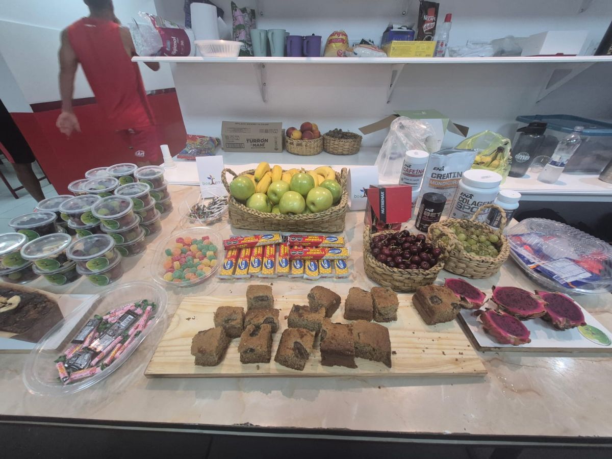 BUFFET. Frutas, panes caseros, snacks y opciones energéticas forman parte del servicio de alimentación que el área de nutrición organiza para el plantel en el complejo.