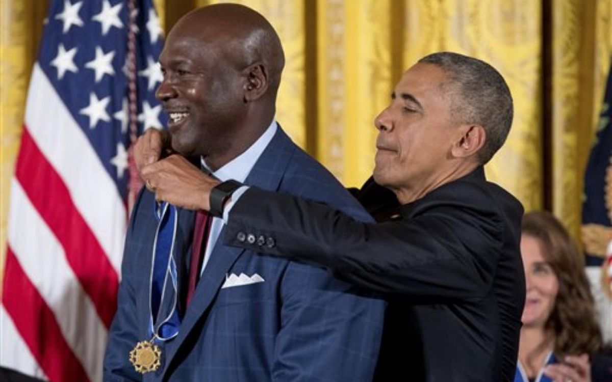 LEYENDA. Michael Jordan recibiendo la misma condecoración por parte del ex presidente Barack Obama.