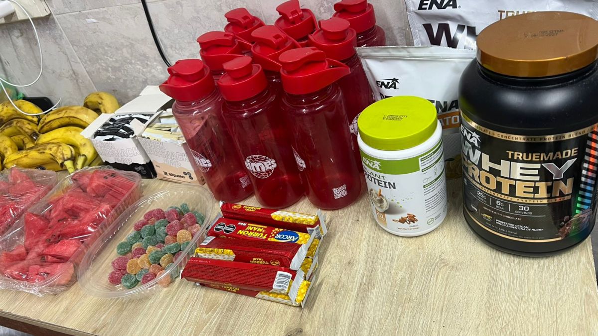 RECARGA. Frutas, hidratación, snacks y suplementos disponibles para los jugadores después de los entrenamientos, como parte del plan nutricional del plantel.