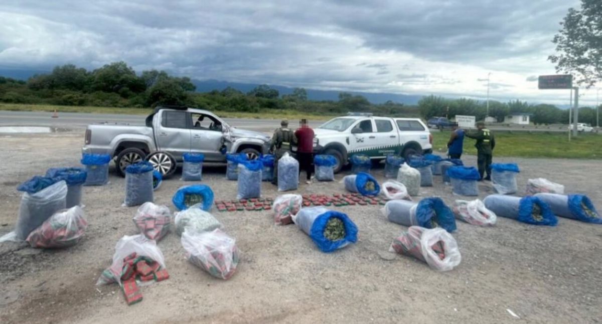 Volcó una camioneta con 690 kilos de hojas de coca al intentar escapar de un control en Tucumán