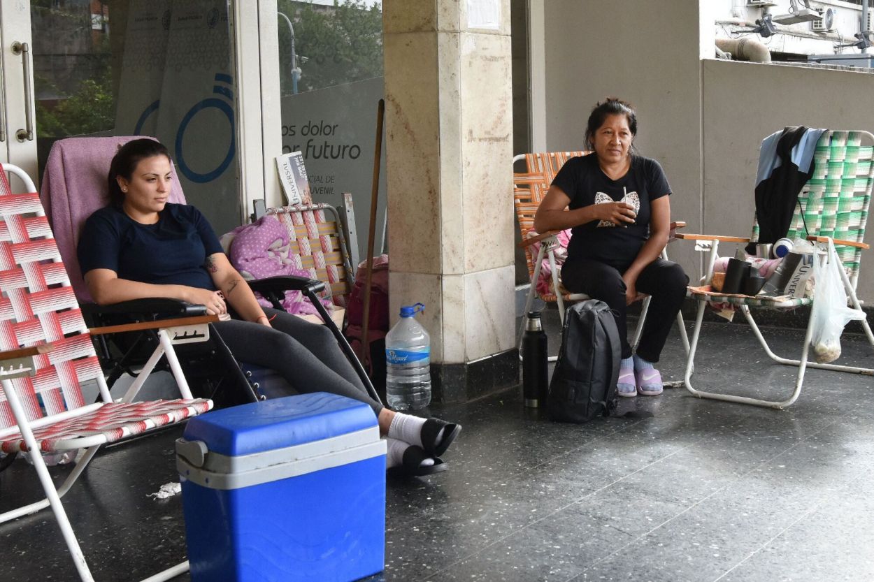 Pasar la noche en las veredas de los hospitales públicos de Tucumán: desde afuera  también se sufre
