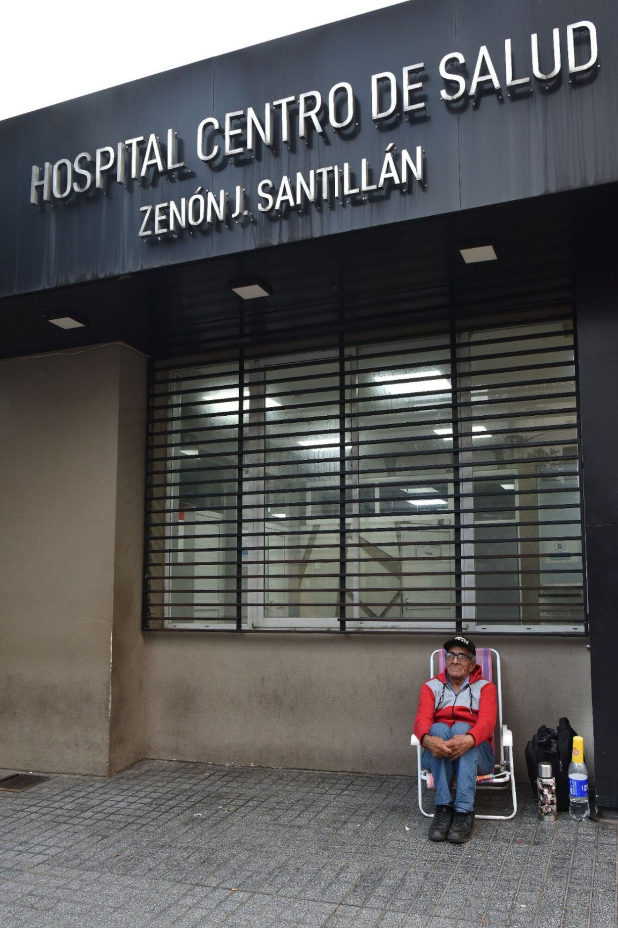 Pasar la noche en las veredas de los hospitales públicos de Tucumán: desde afuera  también se sufre