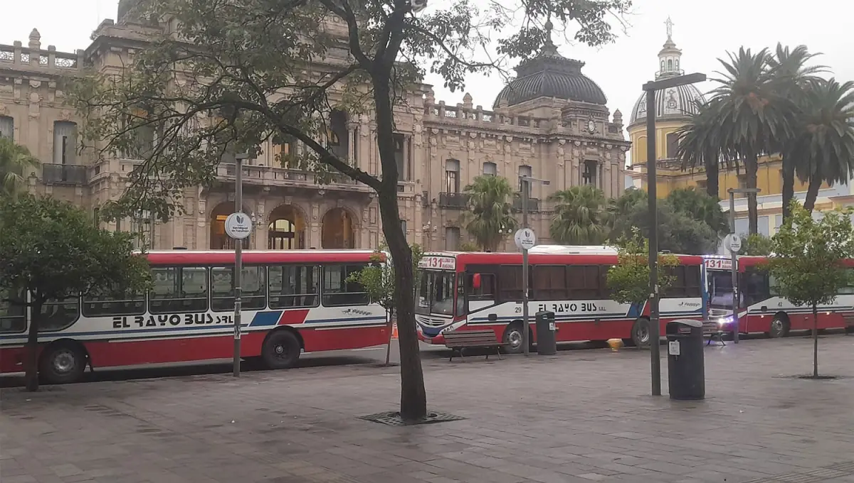 Choferes de la línea 131 reclamaron por despidos frente a la Casa de Gobierno