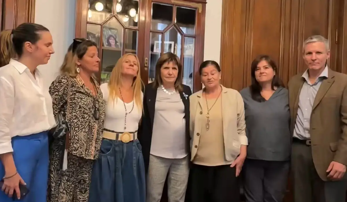 EN EL SENADO. Patricia Bullrich se reunió con familiares y amigos de Germán Giuliani, el último argentino detenido en Venezuela.