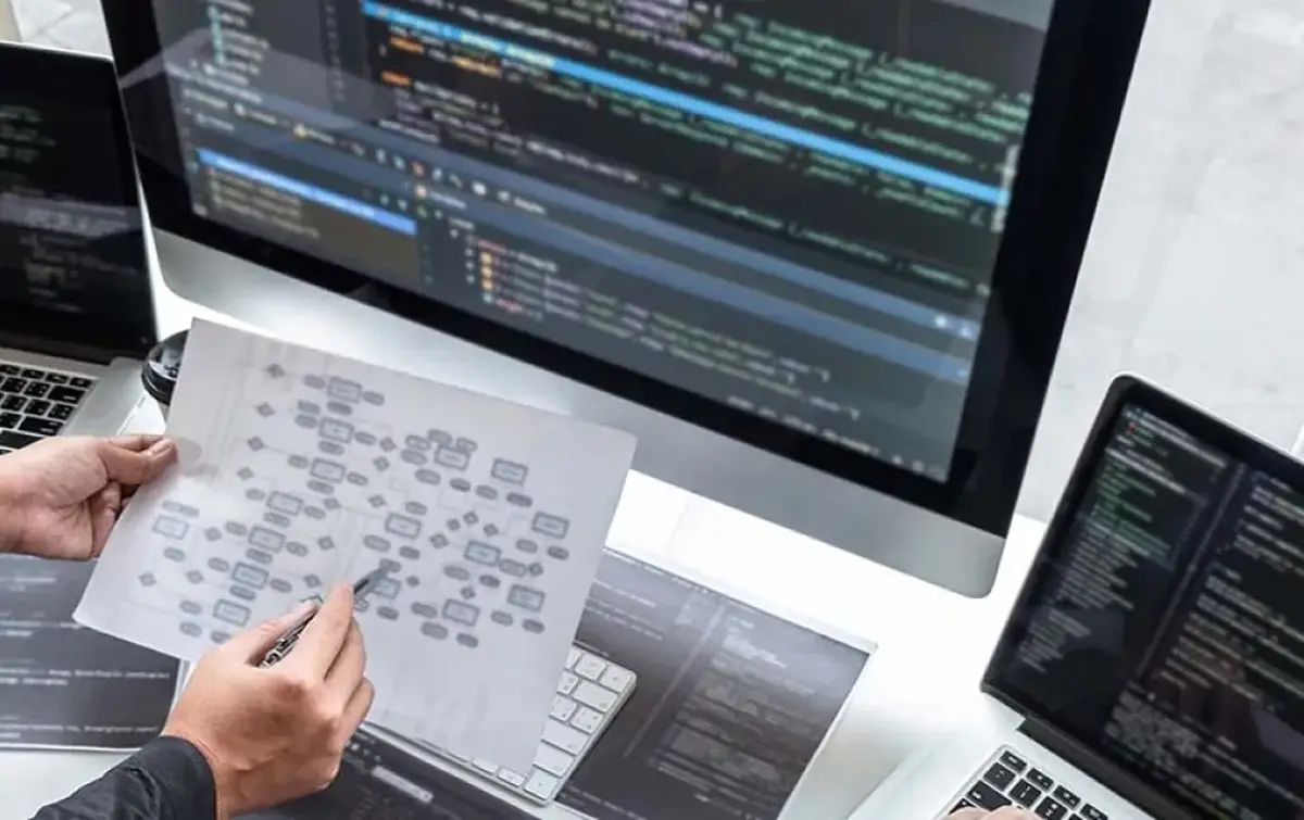 ALTA DEMANDA. La inteligencia artificial avanza en todas las industrias y también redefine las carreras universitarias. /