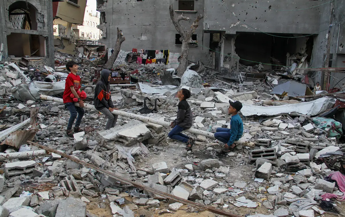 LA INFANCIA SIGUE. Niños palestinos jugando entre escombros en la Franja de Gaza, en el Jabalia Refugee Camp. / REUTERS