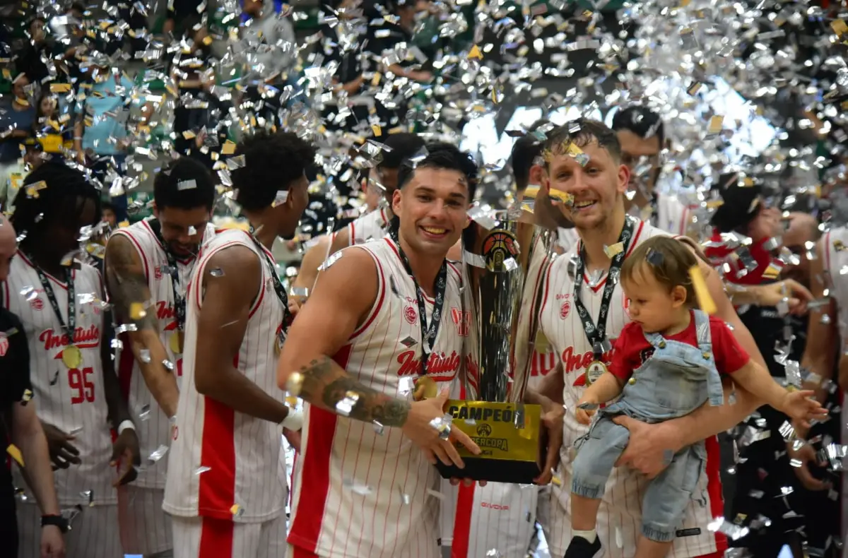 MVP. Vildoza fue elegido como el mejor jugador de la final y celebró con todos.