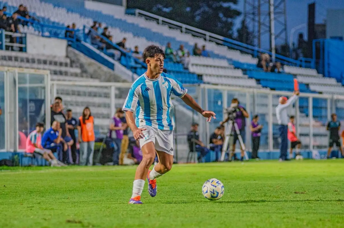 UNO CONTRA UNO. Lucas Videla busca su mejor perfil para encarar al lateral rival. El extremo de 20 años fue figura frente a Racing y sueña con seguir creciendo en 25 de Mayo y Chile.