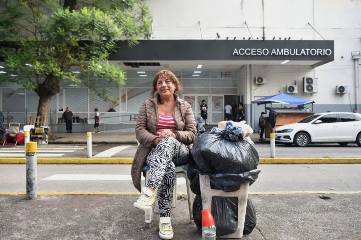 Pasar la noche en las veredas de los hospitales públicos de Tucumán: desde afuera  también se sufre