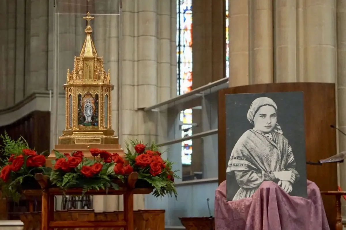 EL RELICARIO. Lo custodia el sacerdote mendocino Marcelo Elías, quien brindará charlas sobre el mensaje de Lourdes y celebrará las misas.