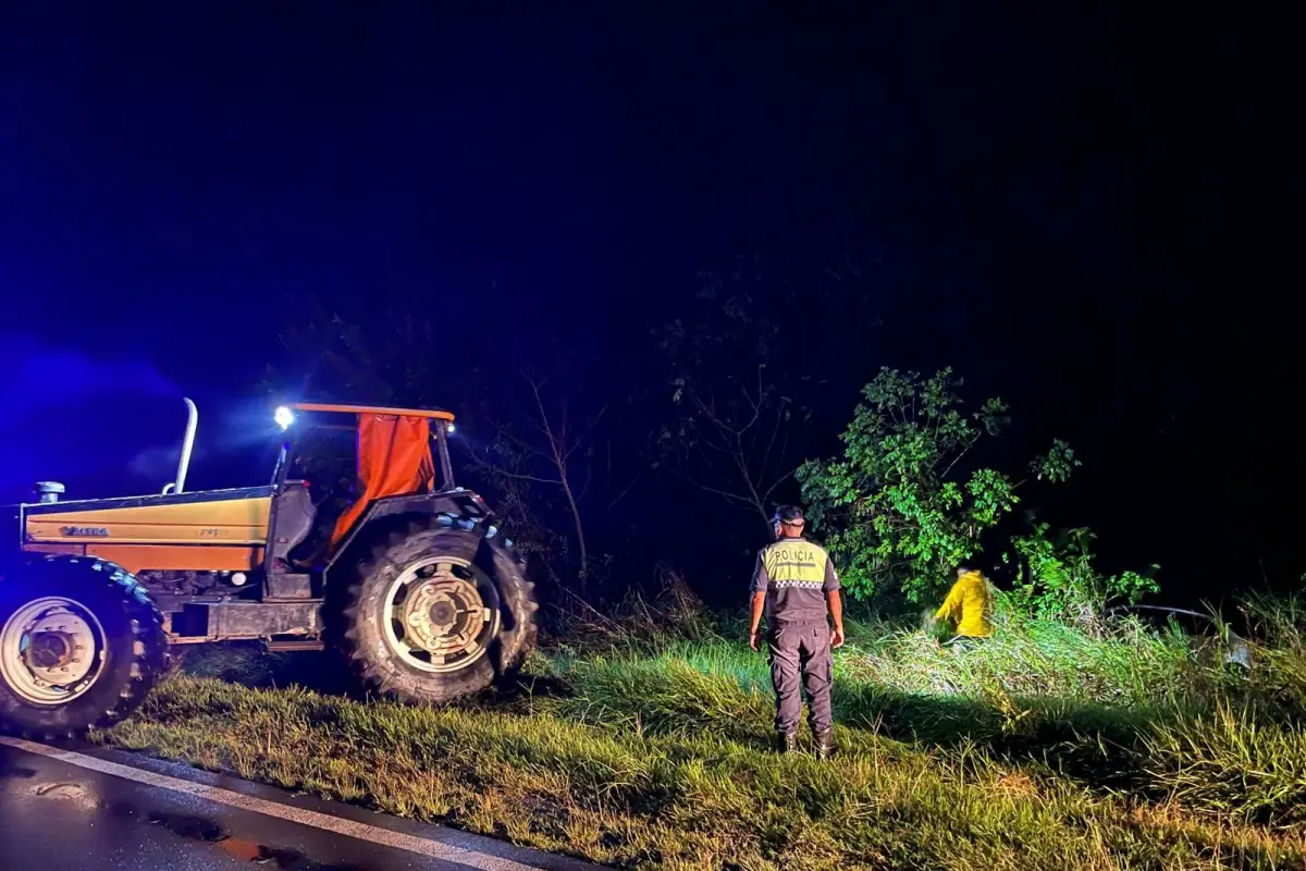 ATAHONA. Policías de la comisaría local asistieron al automovilista accidentado.