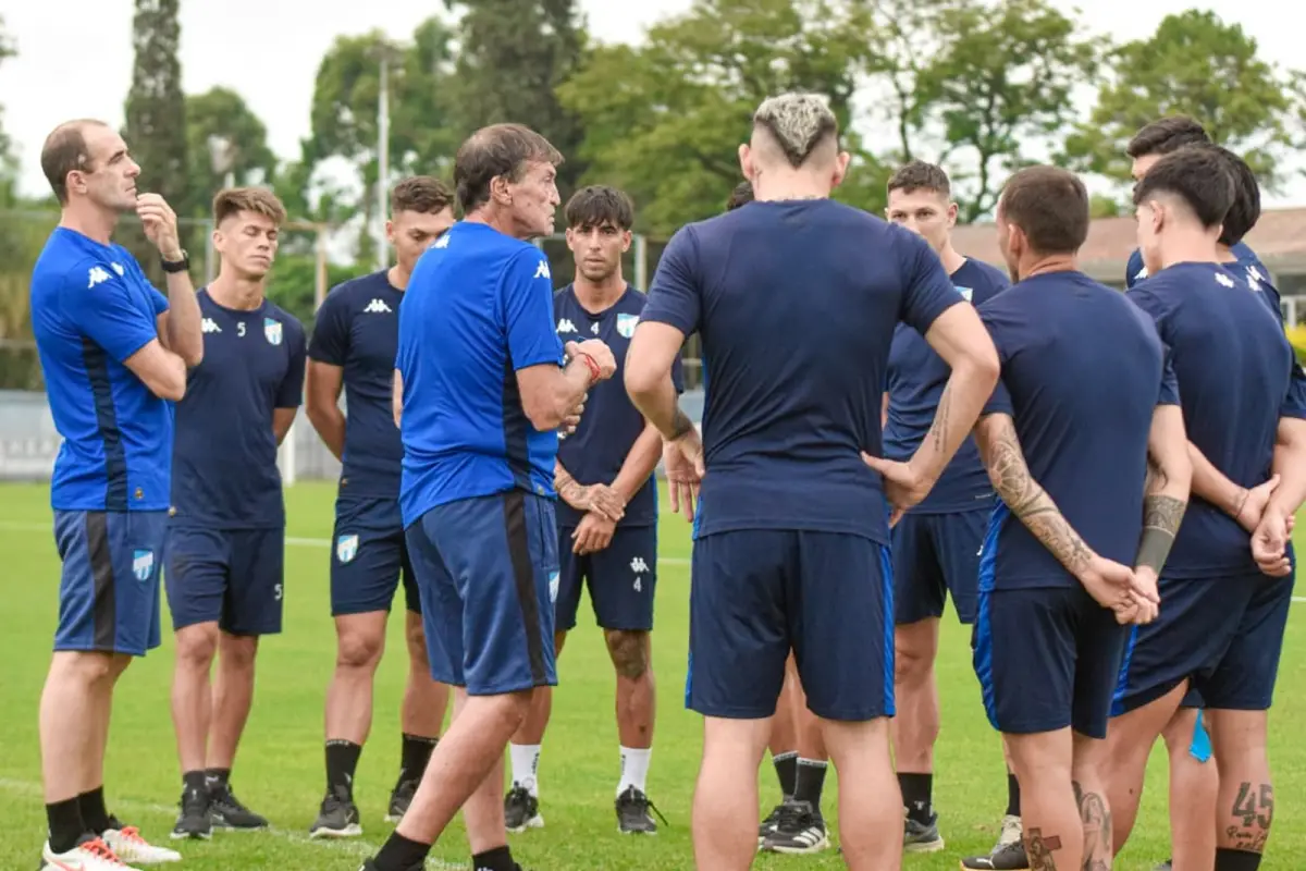 PALABRA DE EXPERIENCIA. Julio César Falcioni dialoga con el plantel durante la práctica matutina; el entrenador valora el aspecto anímico para fortalecer la confianza del grupo antes del estreno en el Monumental.