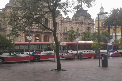 Choferes de la línea 131 reclaman por despidos frente a la Casa de Gobierno