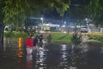 Las fuertes lluvias de esta madrugada provocaron anegamientos en el sur tucumano y hay familias evacuadas