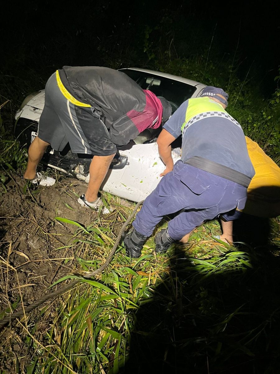 Un automovilista volcó en Atahona a causa del agua acumulada en la ruta