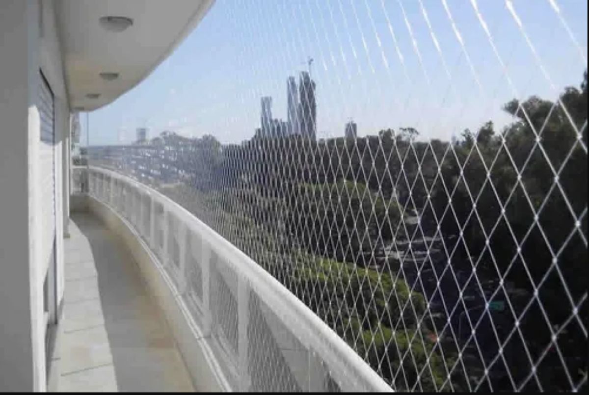 CONTENCIÓN. La red antipaloma les impide entrar por los balcones.