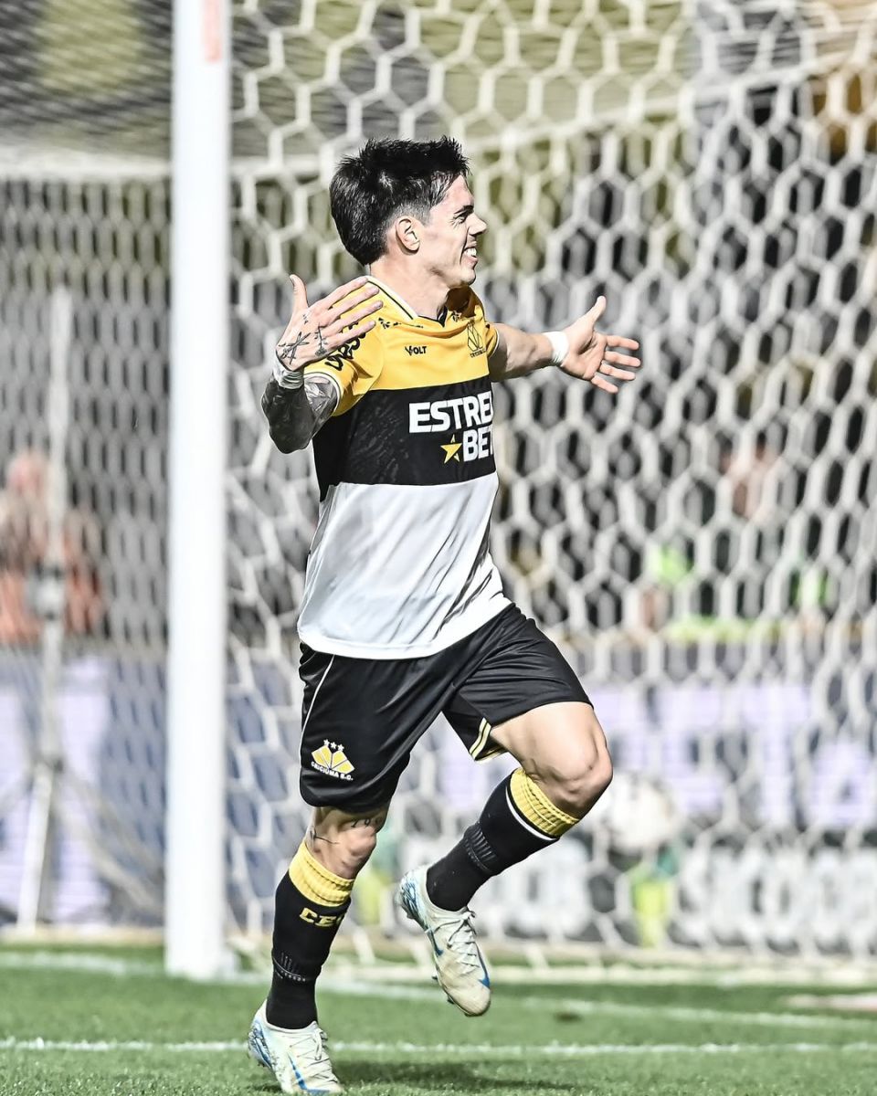 FESTEJO. Borasi celebra su gol con la camiseta de Criciúma de Brasil.