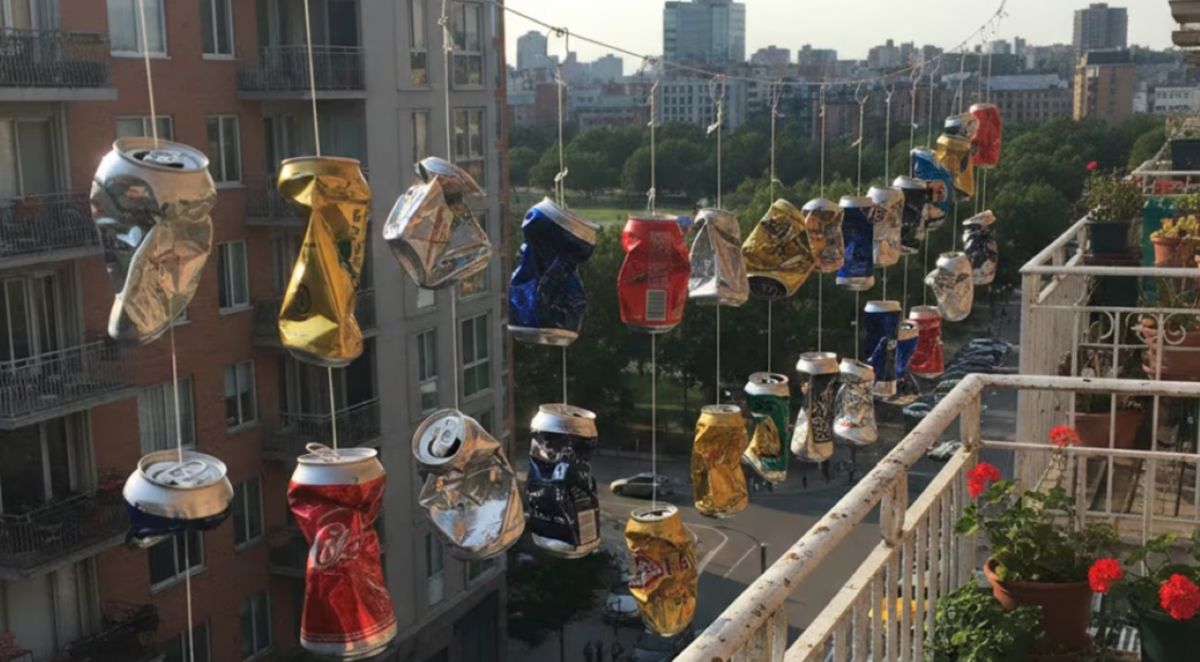 INGENIOSO. Colgar latas sirve para repeler las aves por un efecto visual y auditivo..