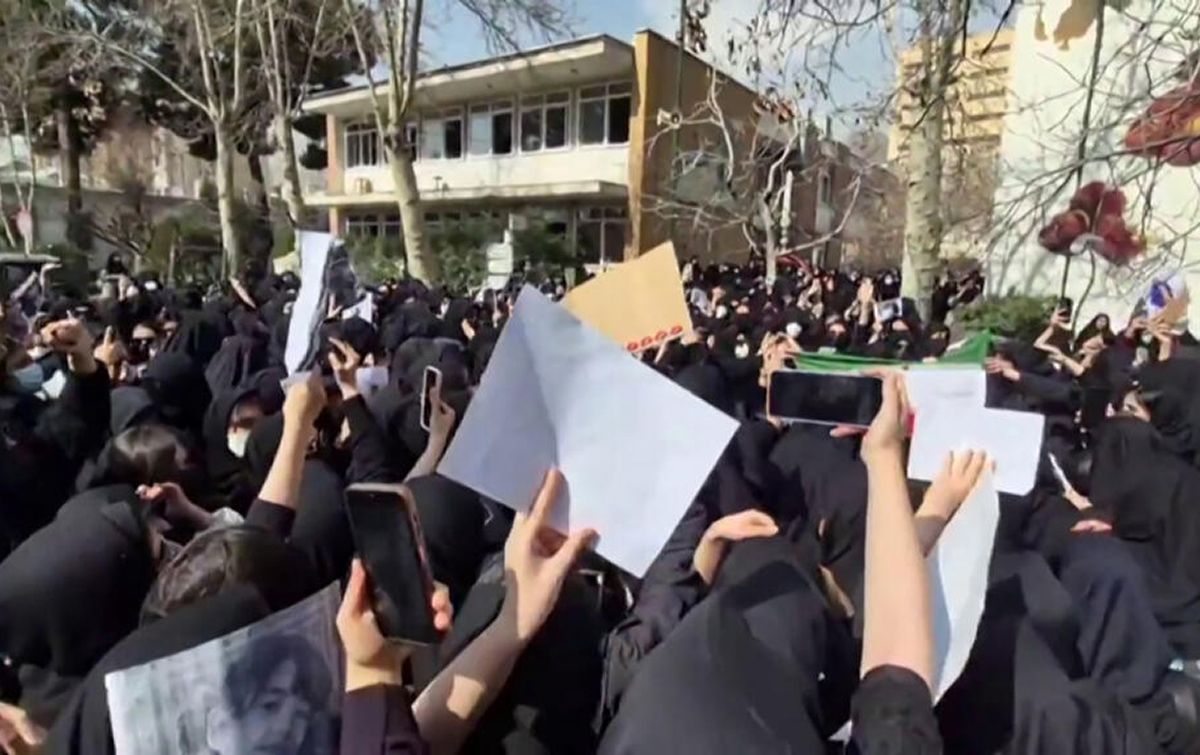 JUVENTUD EN PROTESTA. Estudiantes universitarios participan en manifestaciones contra el régimen en Teherán, en medio de una fuerte crisis política. / FRANCE 24