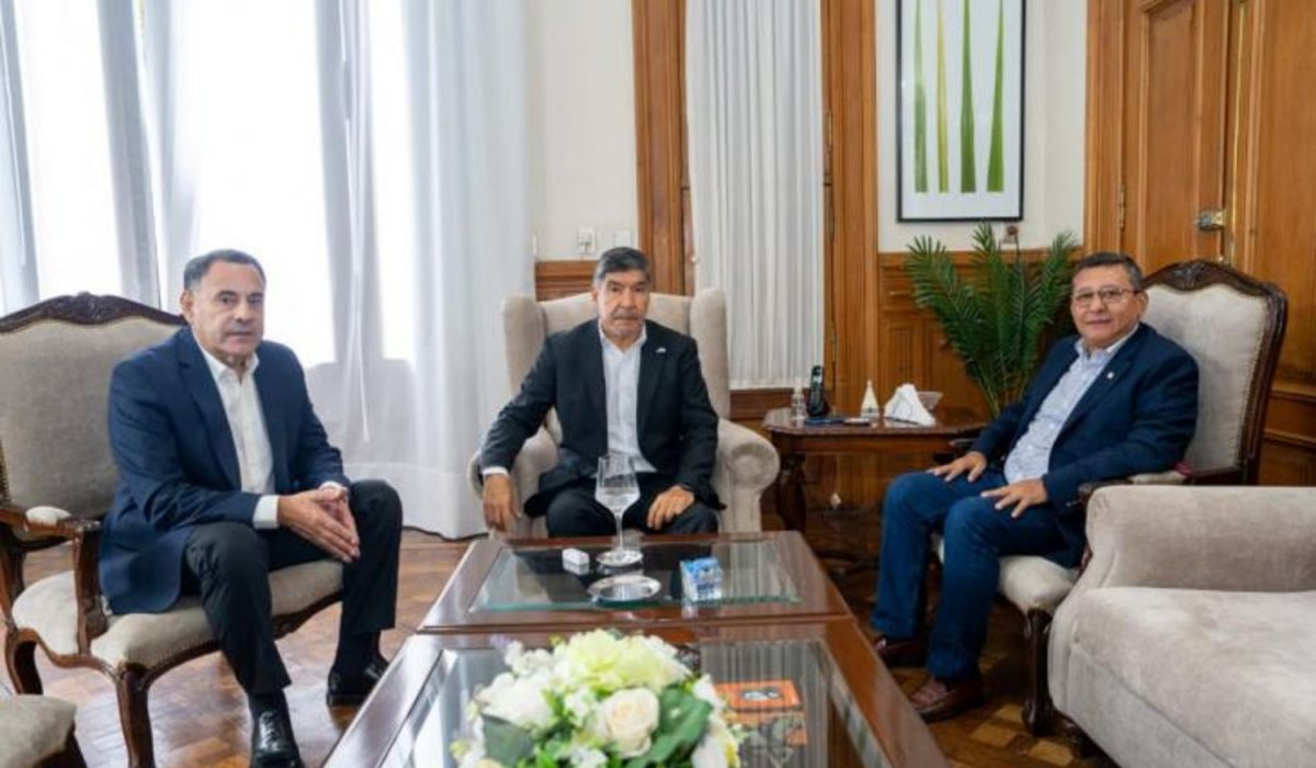 REUNIÓN EN CASA DE GOBIERNO. Miguel Acevedo, Darío Monteros y Regino Amado. 