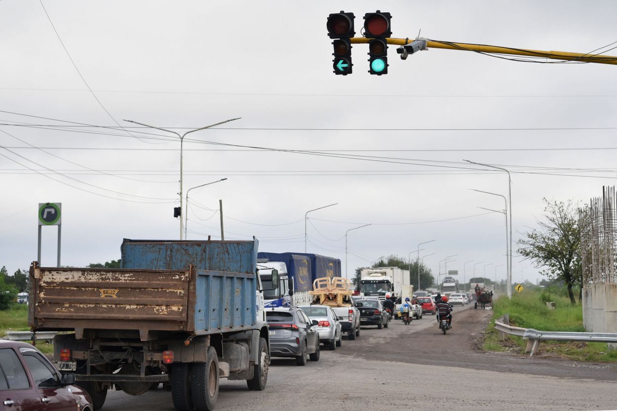 MANIOBRAS RIESGOSAS. Algunos conductores intentan evitar las largas filas adelantándose por la banquina, infracción frecuente en la zona.