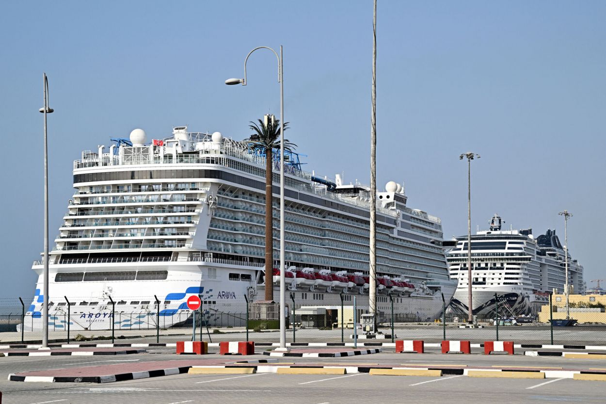 LUJO. El Aroya Manara y el MSC Euribia anclan en el puerto de Dubai.