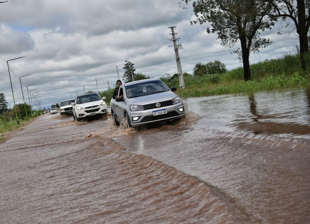 LA RUTA. Calles anegadas y caminos intransitables luego de que se registraran hasta 140 milímetros de lluvia en pocas horas.