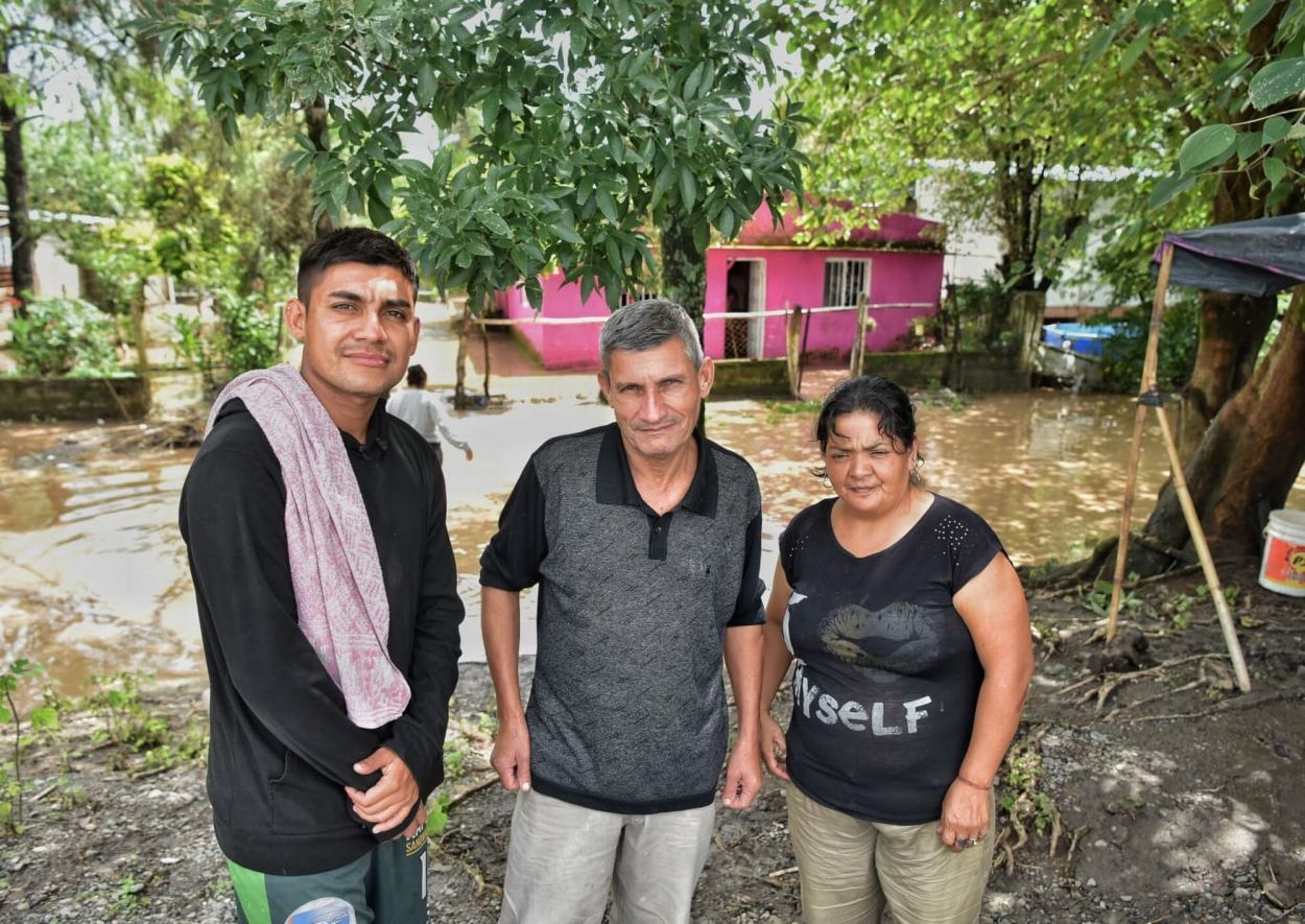 LOS AFECTADOS. La crecida sorprendió a la gente durante la madrugada y obligó a evacuaciones preventivas y rescates en canoas.