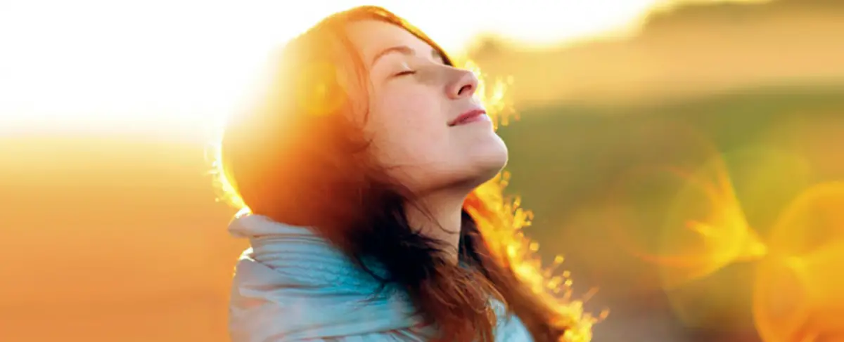 EN LOS HUESOS. Exponerse al sol favorece la producción de calcio.