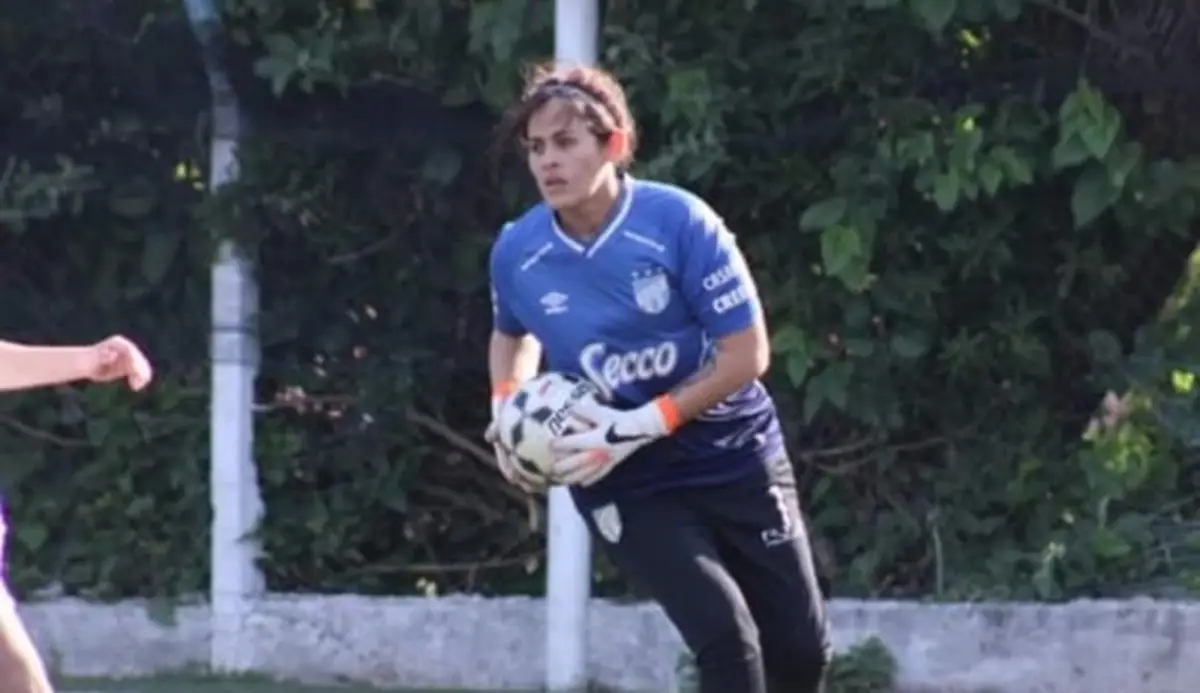 UNA MÁS. La histórica arquera Adriana Larrahona confirmó que custodiará un año más el arco de Atlético.