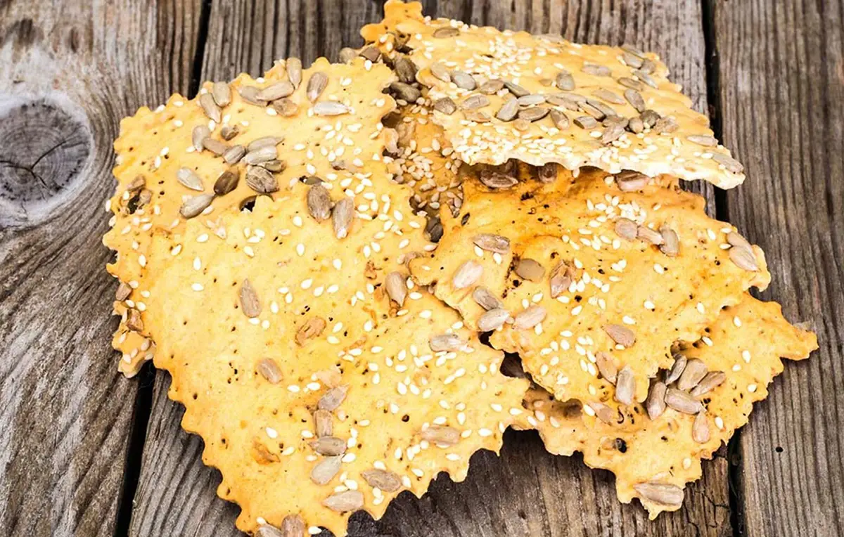 Queso, garbanzo y semillas: tres crackers sin harinas de trigo para acompañar el mate