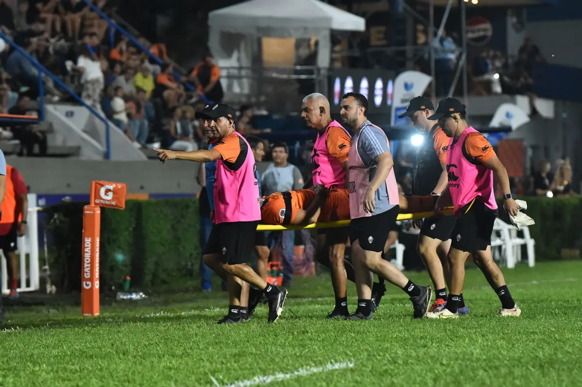 INTERVENCIÓN MÉDICA. Stefano Ferro salió en el segundo tiempo debido un golpe.