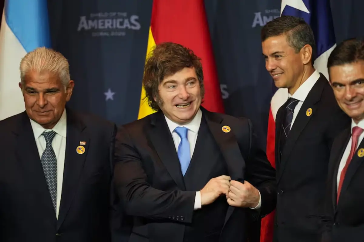 Javier Milei guarda un obsequio de recuerdo.