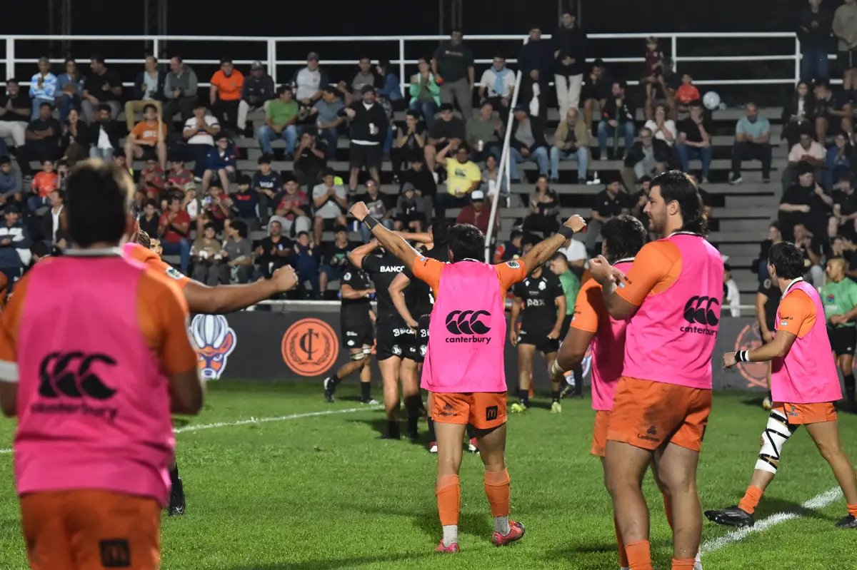 Luego de la intervención del lineman López Vildoza, el árbitro Nehuén Jauri convalidó el try de Tomás Elizalde, de Tarucas.