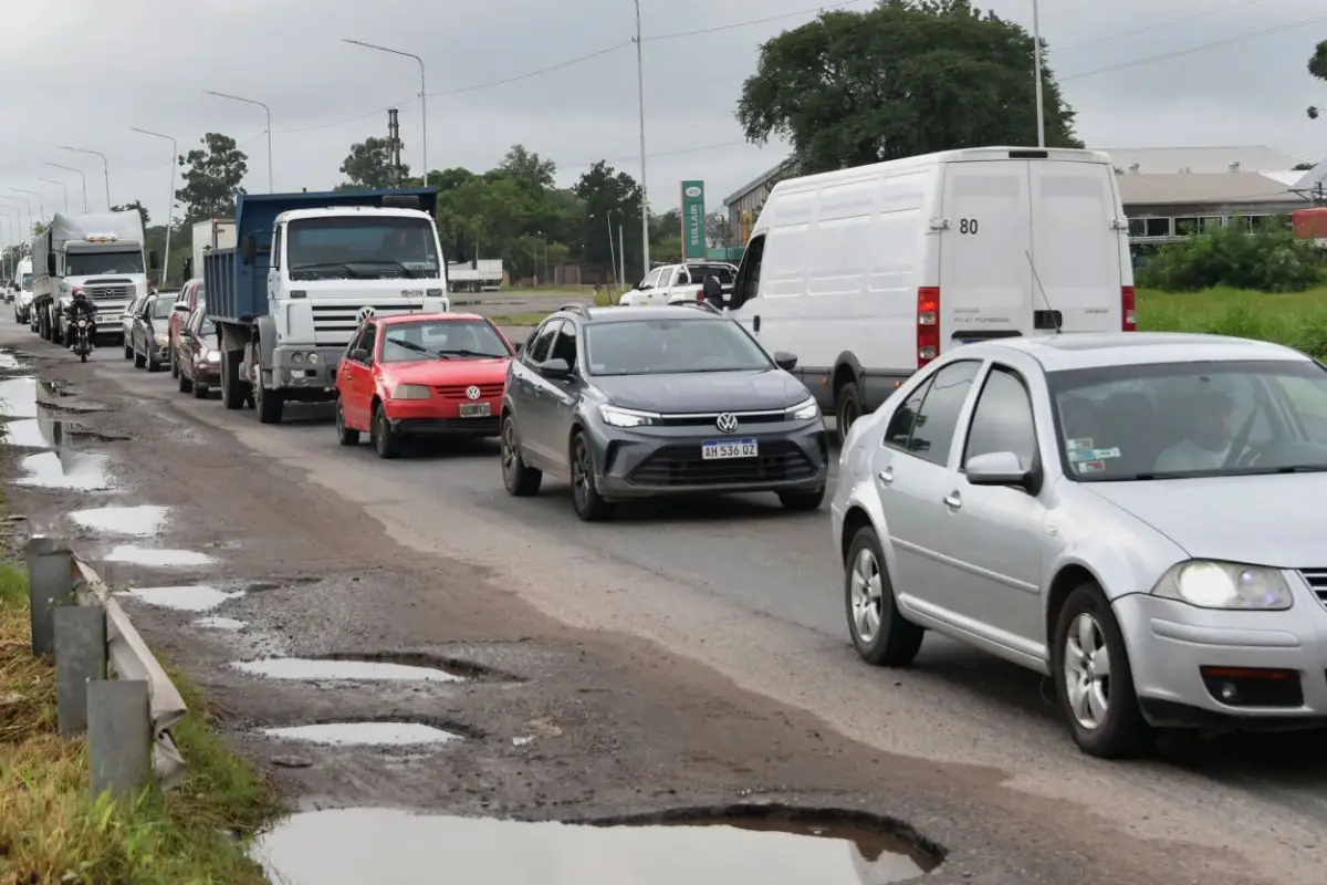 TRANSITO AL LÍMITE. Autos, camiones, colectivos y motos comparten un espacio que quedó chico frente al crecimiento del parque automotor.